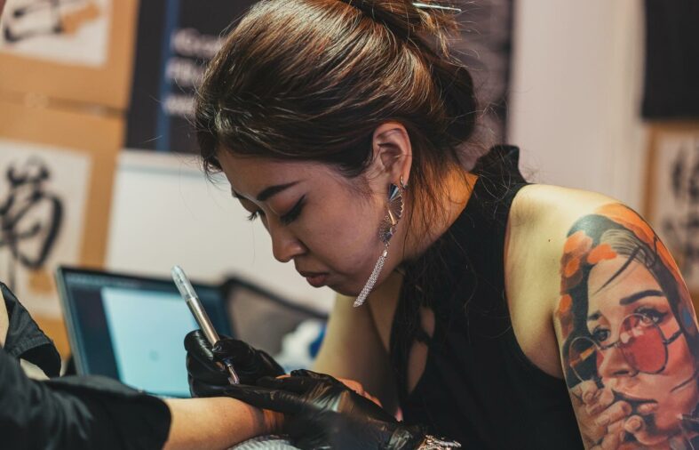 Plongée dans l’univers coloré et hyperréaliste de Cathy Tattoo