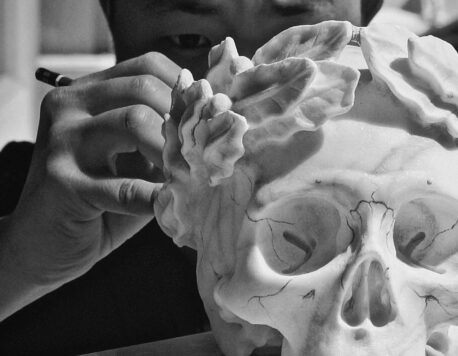 Jun Cha : L’art transcendant entre tatouage et sculpture